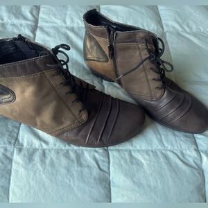 Remote zip booties . Multicolor lace up